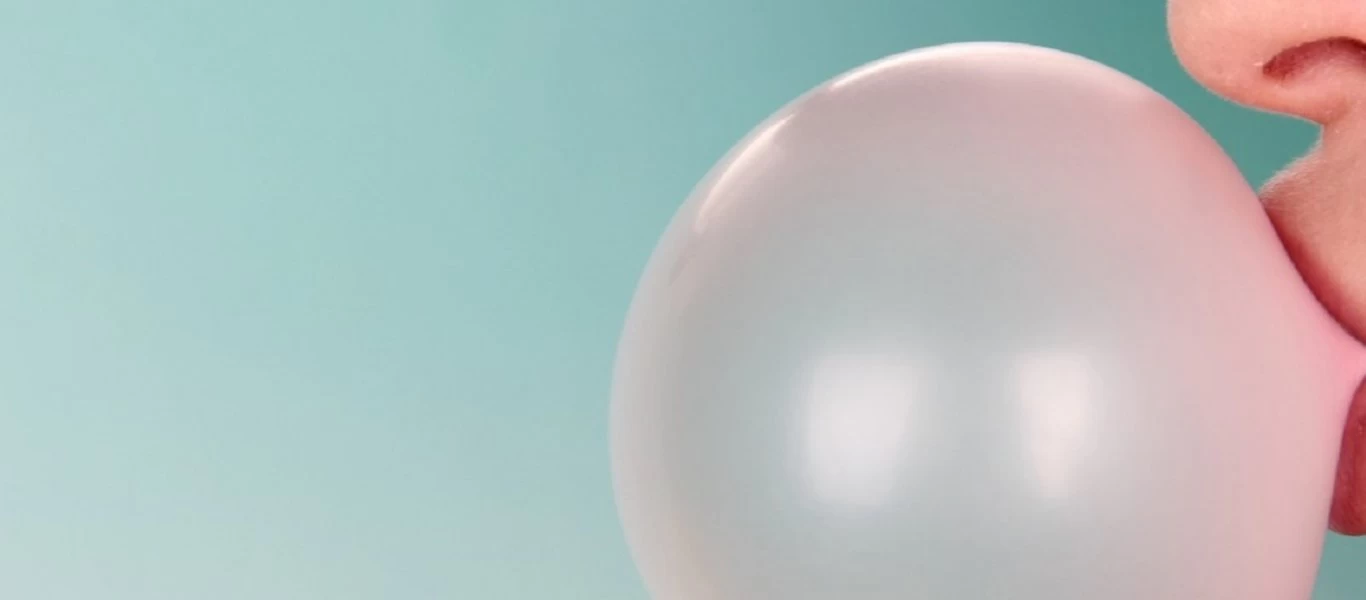 Κολλημένη τσίχλα σε μαλλιά ή ρούχα; - Το έξυπνο και γρήγορο κόλπο να την αφαιρέσετε